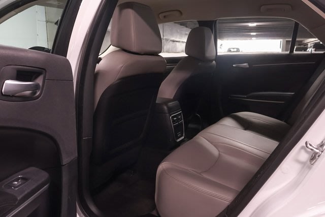 2017 Chrysler 300 Limited Edition 10