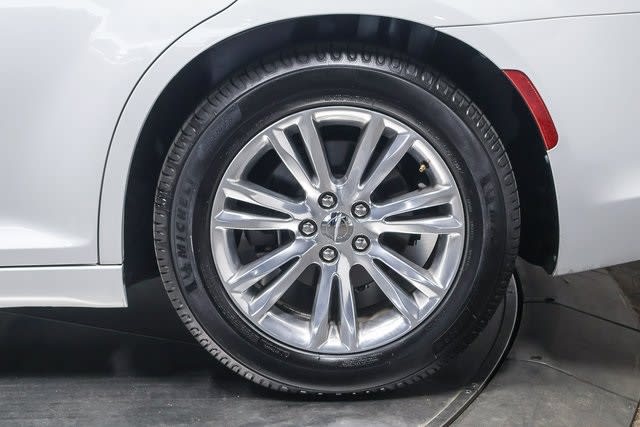 2017 Chrysler 300 Limited Edition 21