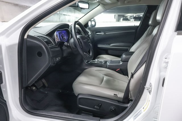 2017 Chrysler 300 Limited Edition 9