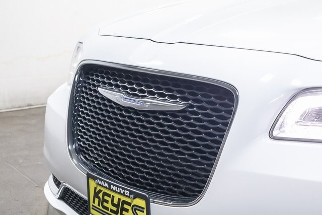 2017 Chrysler 300 Limited Edition 16