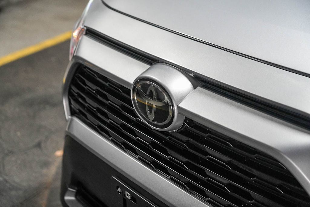 Thumbnail: 2021 Toyota RAV4 - 6
