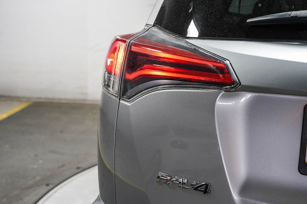 Thumbnail: 2018 Toyota RAV4 - 24