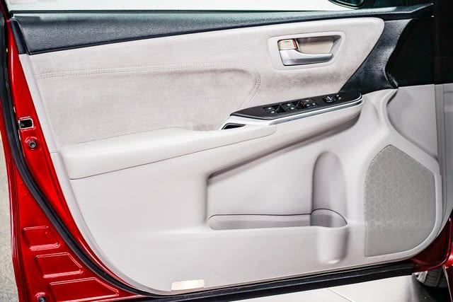 2016 Toyota Camry XSE 24