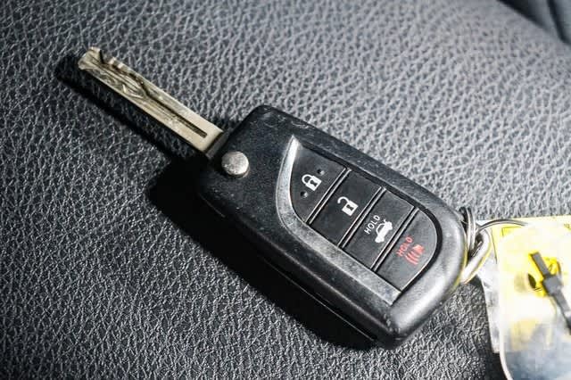 2020 Toyota Camry SE 18