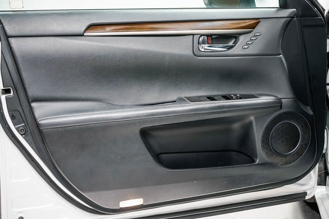 Thumbnail: 2016 Lexus ES - 25