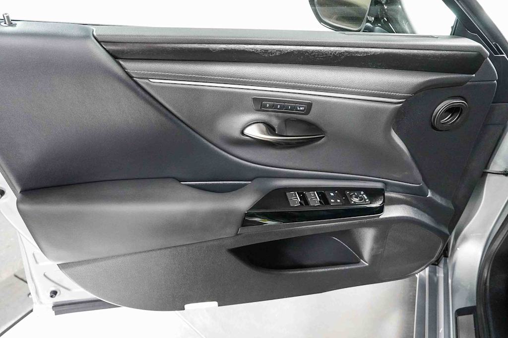 Thumbnail: 2025 Lexus ES - 26