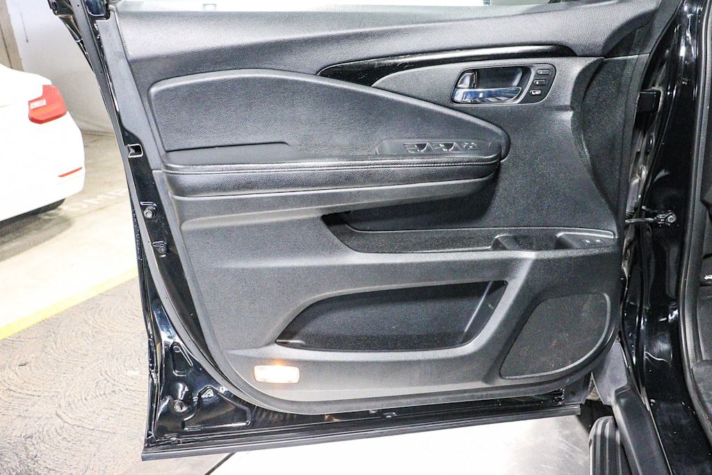 Thumbnail: 2017 Honda Pilot - 28