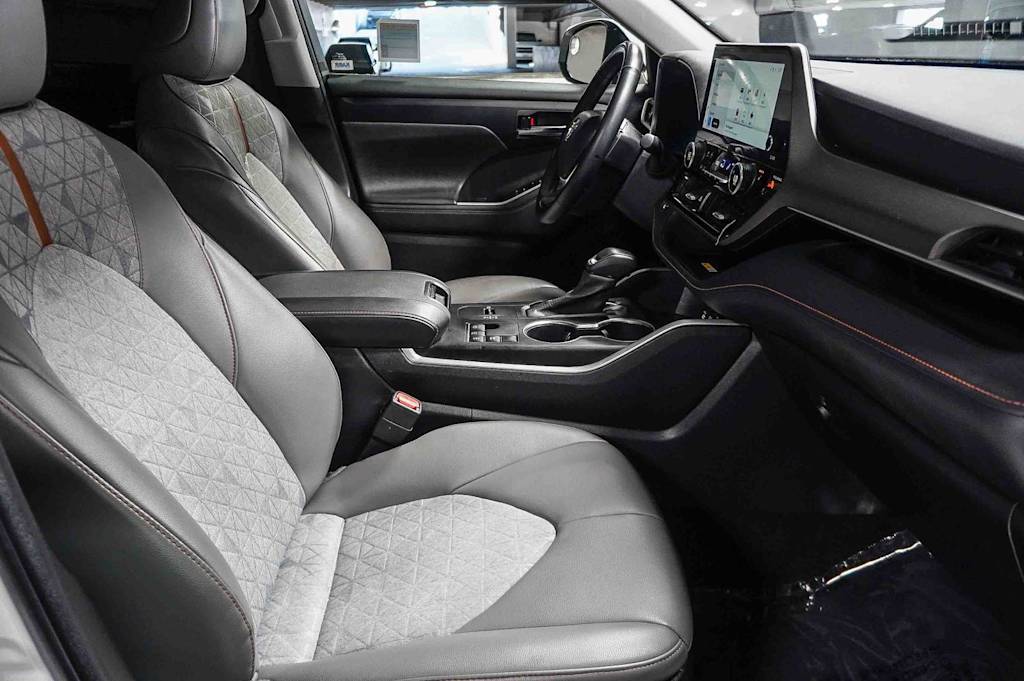 Thumbnail: 2023 Toyota Highlander - 9