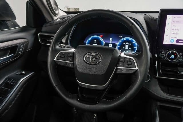 Thumbnail: 2023 Toyota Highlander - 9