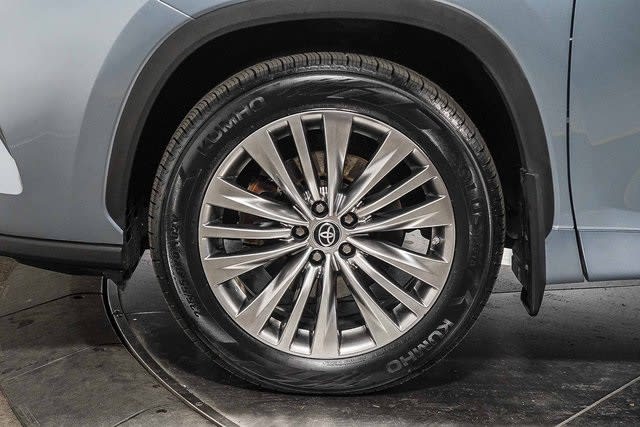 Thumbnail: 2023 Toyota Highlander - 7