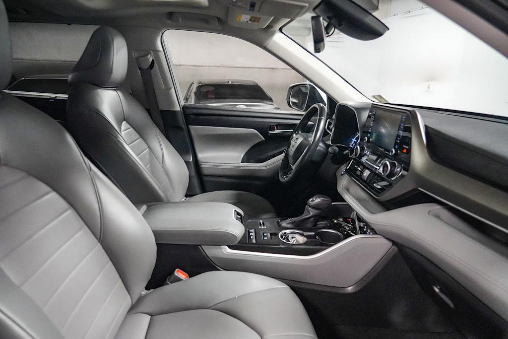 Thumbnail: 2022 Toyota Highlander - 10