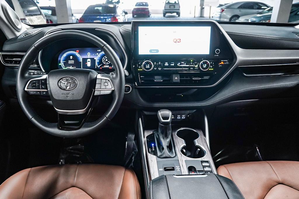 Thumbnail: 2025 Toyota Highlander - 2