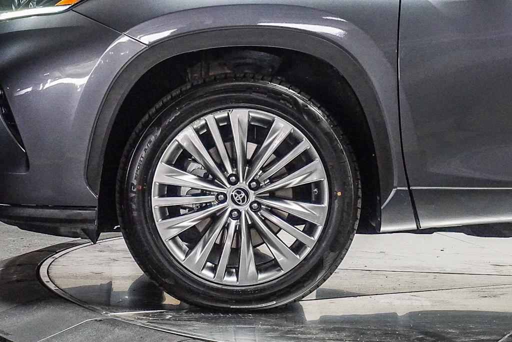 Thumbnail: 2023 Toyota Highlander - 7