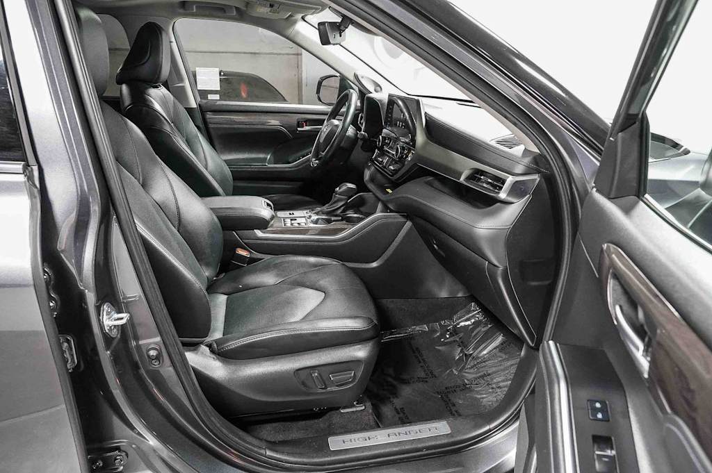 Thumbnail: 2023 Toyota Highlander - 10