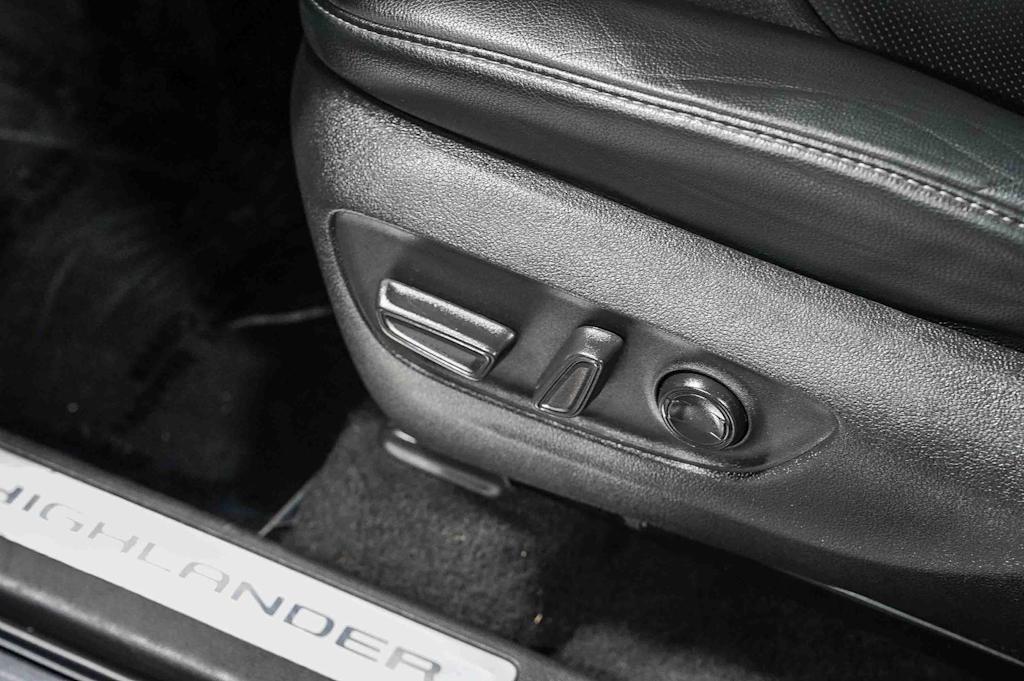 Thumbnail: 2023 Toyota Highlander - 28