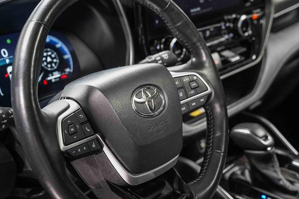 Thumbnail: 2023 Toyota Highlander - 13