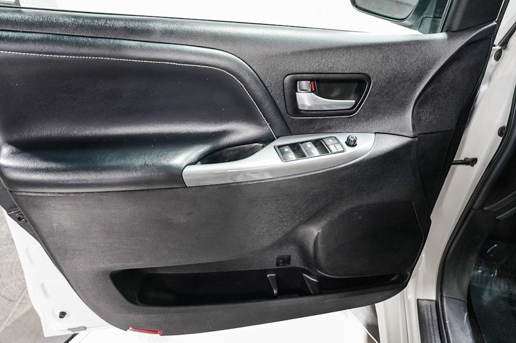 Thumbnail: 2015 Toyota Sienna - 26