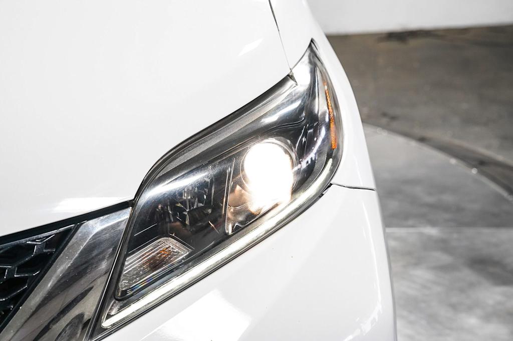 Thumbnail: 2015 Toyota Sienna - 21