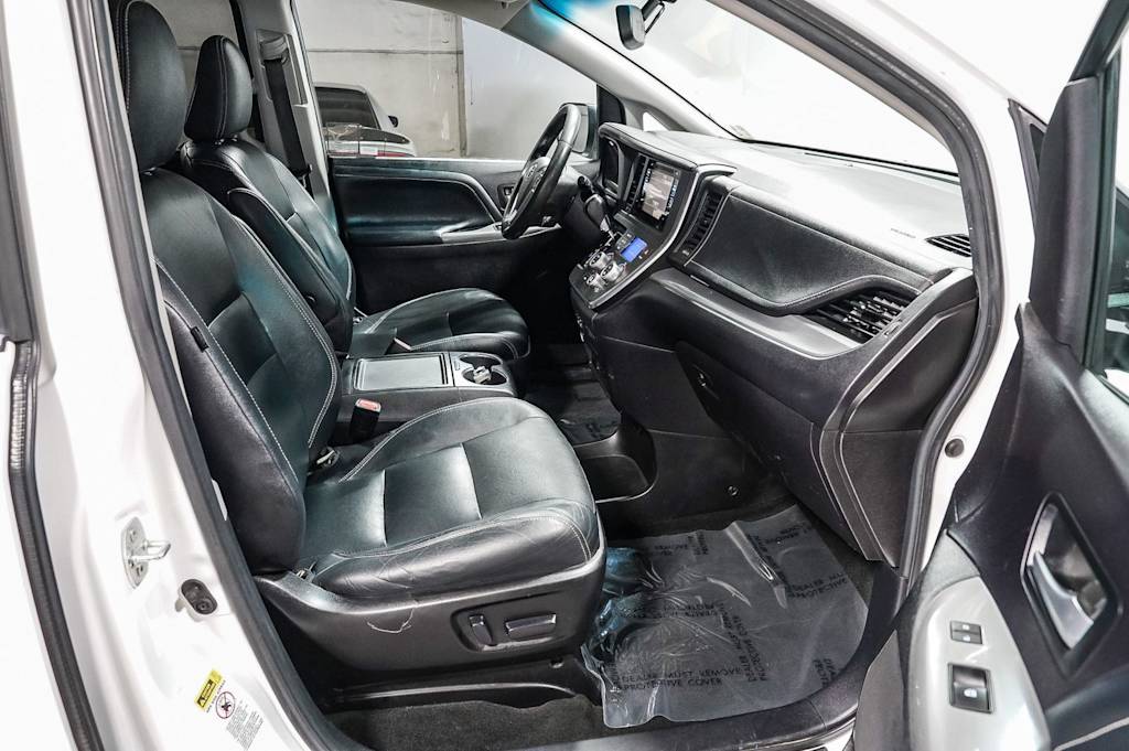 Thumbnail: 2015 Toyota Sienna - 10