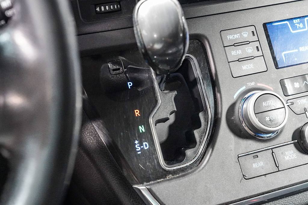 Thumbnail: 2015 Toyota Sienna - 16