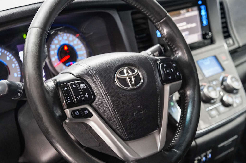 Thumbnail: 2015 Toyota Sienna - 14