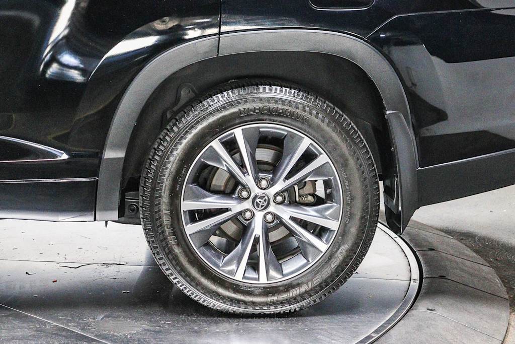 Thumbnail: 2018 Toyota Highlander - 21