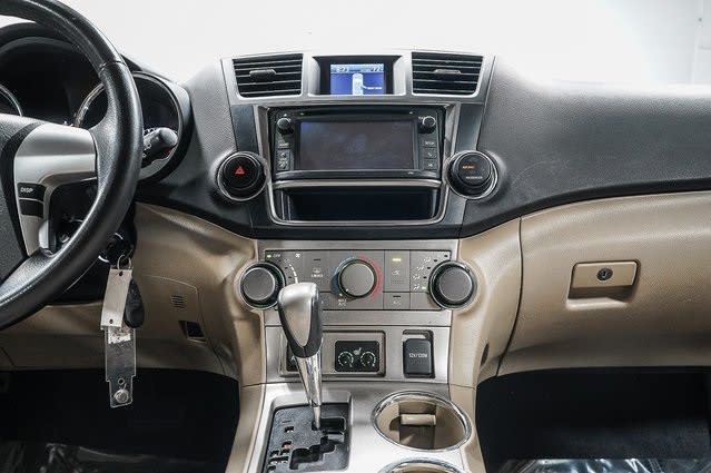 Thumbnail: 2013 Toyota Highlander - 9