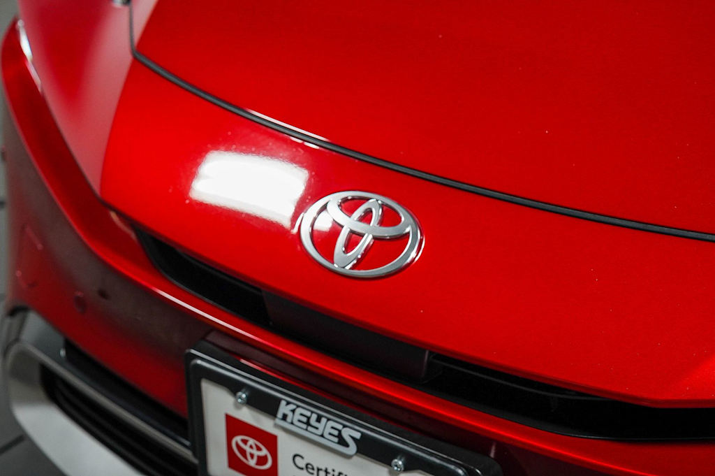 Thumbnail: 2026 Toyota Prius v - 6