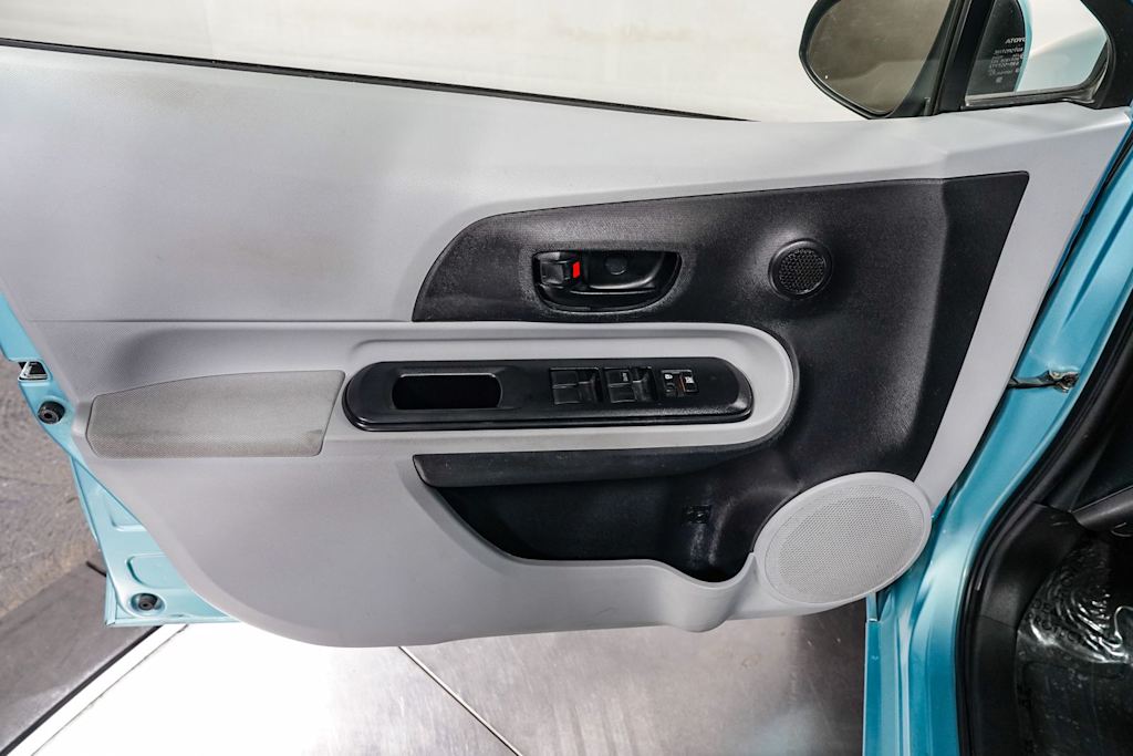 Thumbnail: 2014 Toyota Prius c - 25