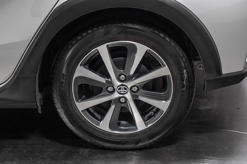 Thumbnail: 2019 Toyota Prius c - 6