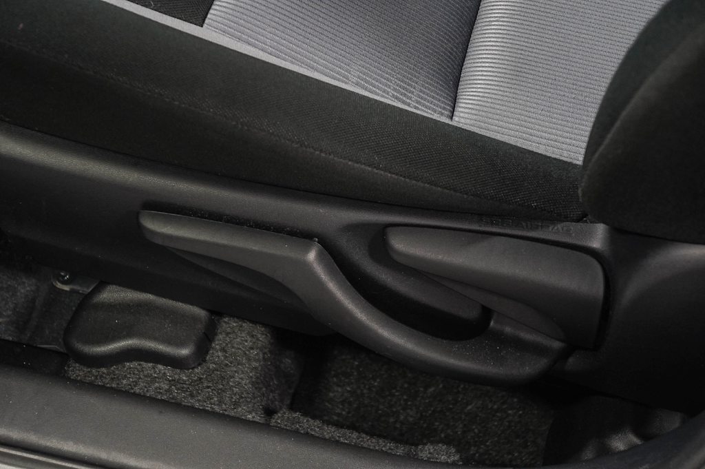 Thumbnail: 2019 Toyota Prius c - 26