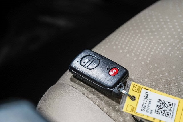 Thumbnail: 2013 Toyota Prius v - 16