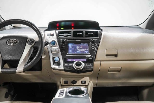 Thumbnail: 2013 Toyota Prius v - 9