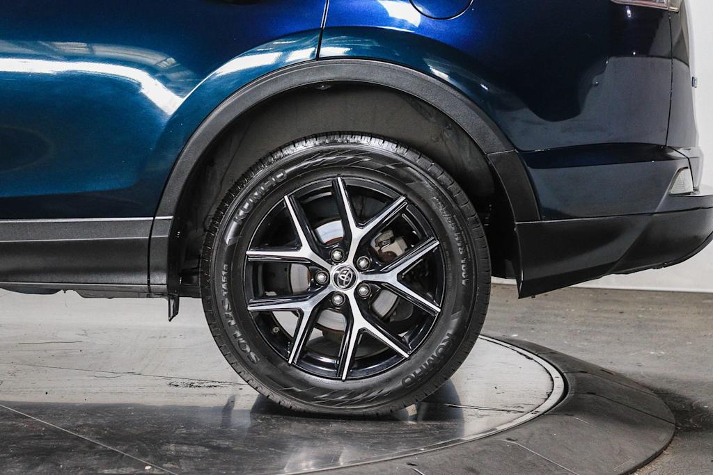 Thumbnail: 2018 Toyota RAV4 - 21