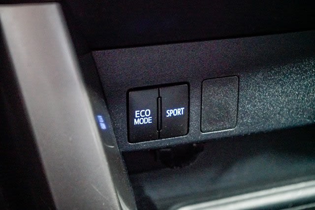 Thumbnail: 2018 Toyota RAV4 - 25