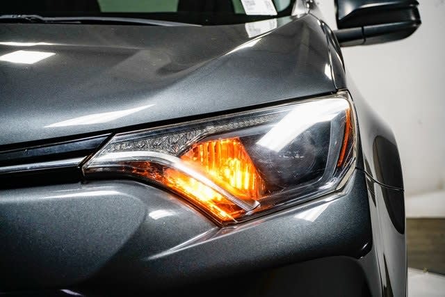 Thumbnail: 2018 Toyota RAV4 - 20