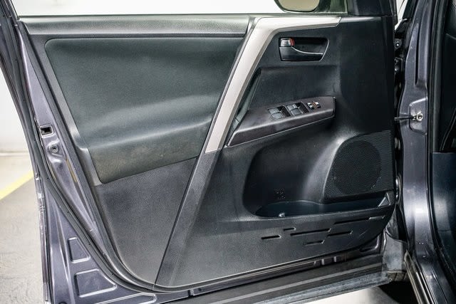 Thumbnail: 2018 Toyota RAV4 - 23