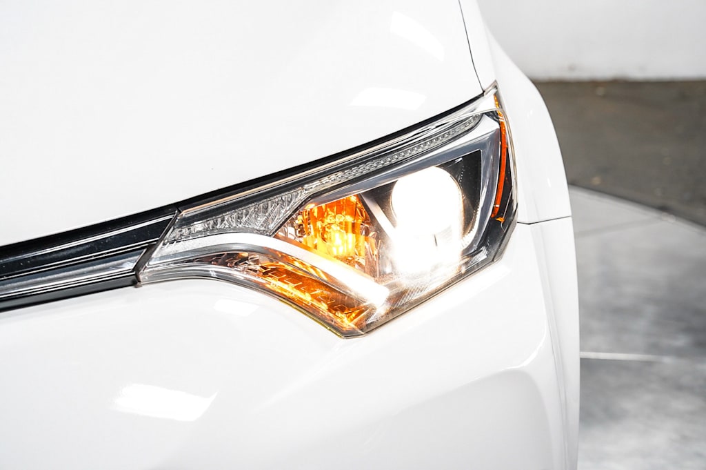 Thumbnail: 2018 Toyota RAV4 - 22