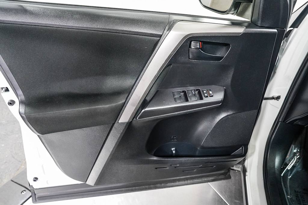 Thumbnail: 2018 Toyota RAV4 - 26
