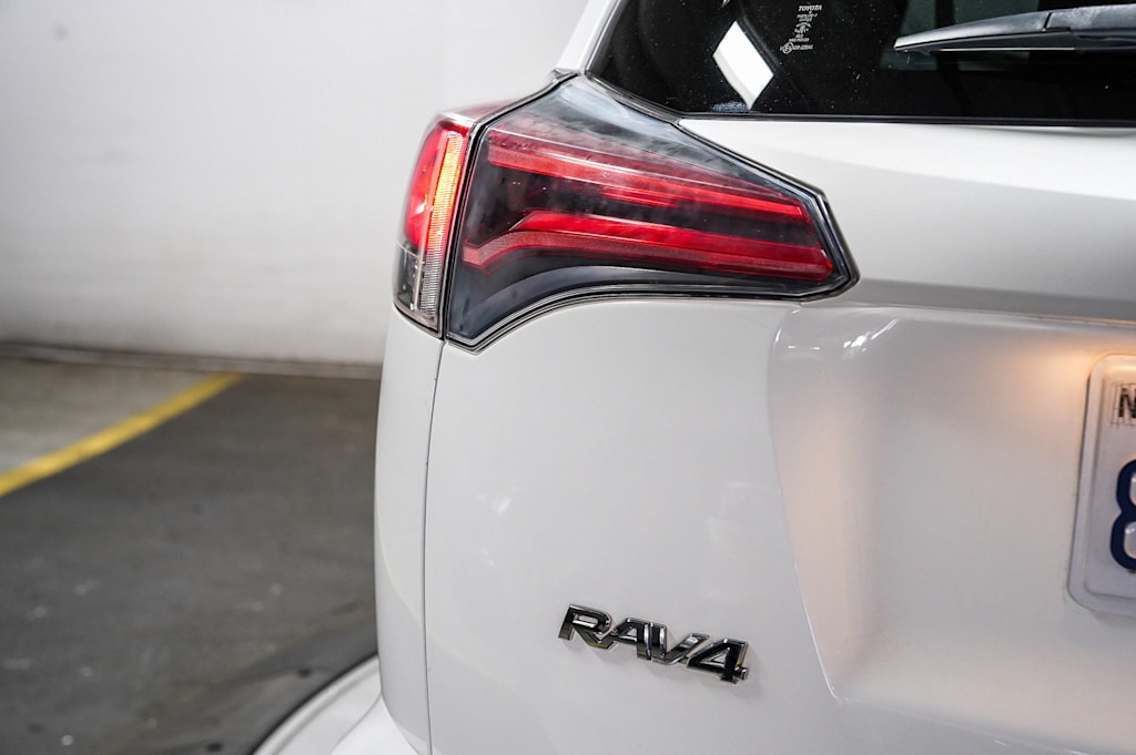 Thumbnail: 2018 Toyota RAV4 - 24