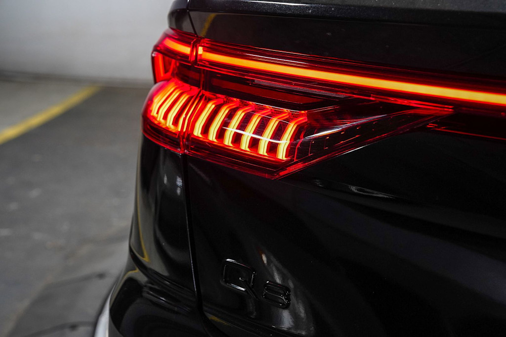 Thumbnail: 2023 Audi Q8 - 24