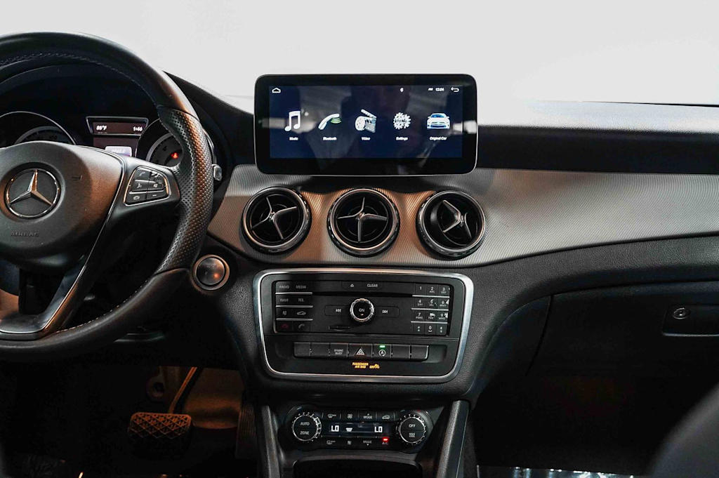 Thumbnail: 2016 Mercedes-Benz GLA - 9
