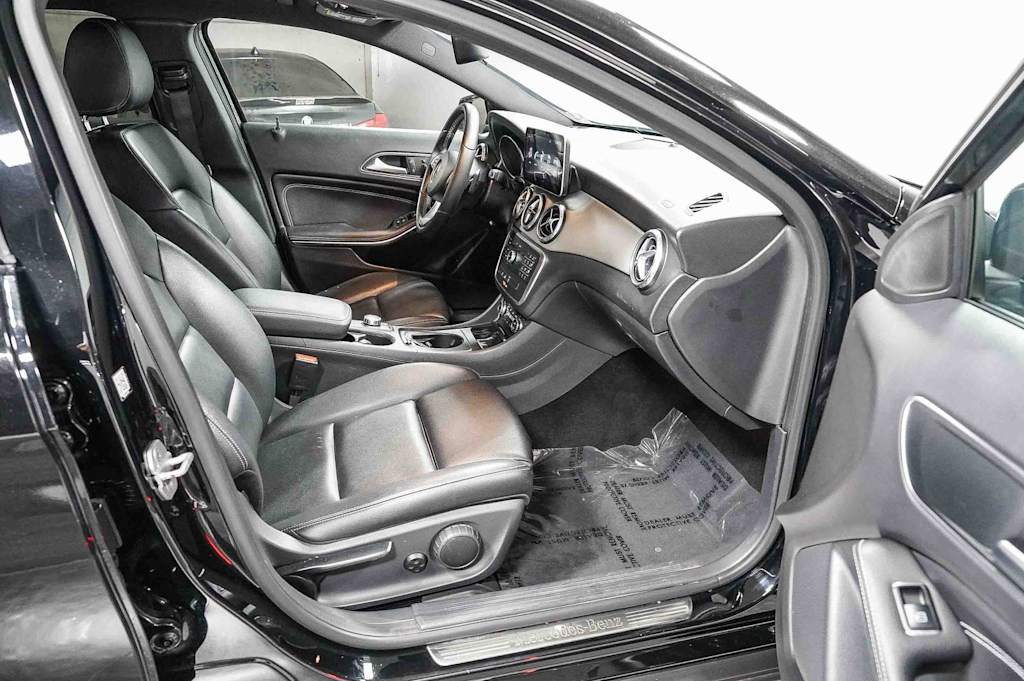 Thumbnail: 2016 Mercedes-Benz GLA - 10