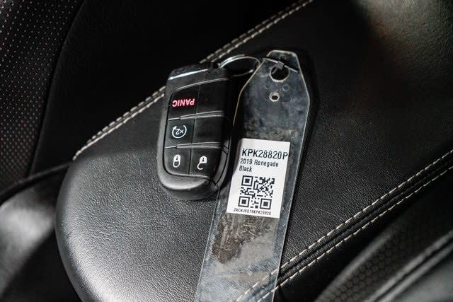 Thumbnail: 2019 Jeep Renegade - 17