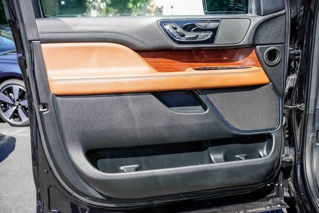 Thumbnail: 2021 Lincoln Navigator L - 25