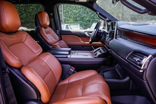 Thumbnail: 2021 Lincoln Navigator L - 10