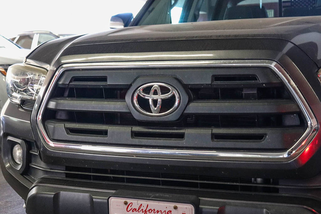 Thumbnail: 2016 Toyota Tacoma - 10