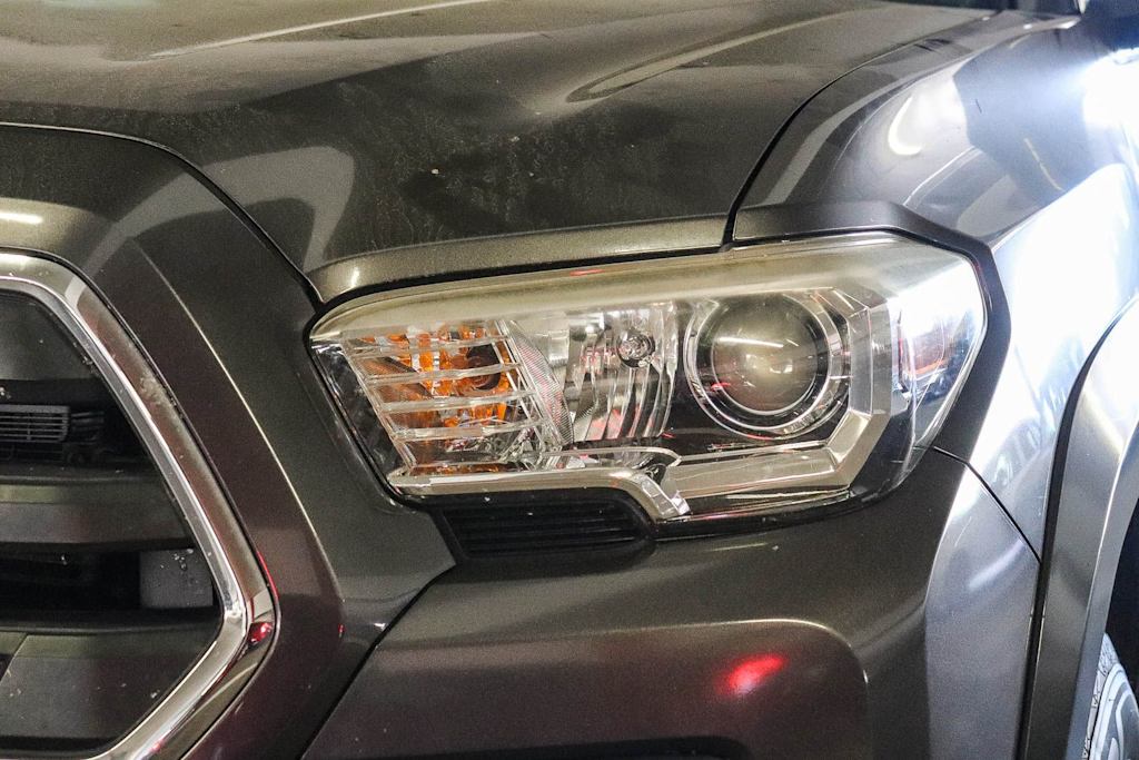 Thumbnail: 2016 Toyota Tacoma - 9