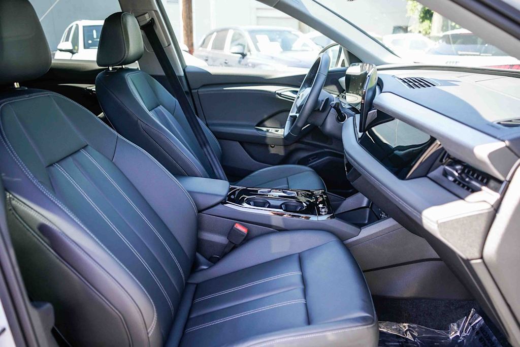 Thumbnail: 2025 Audi Q6 e-tron - 8