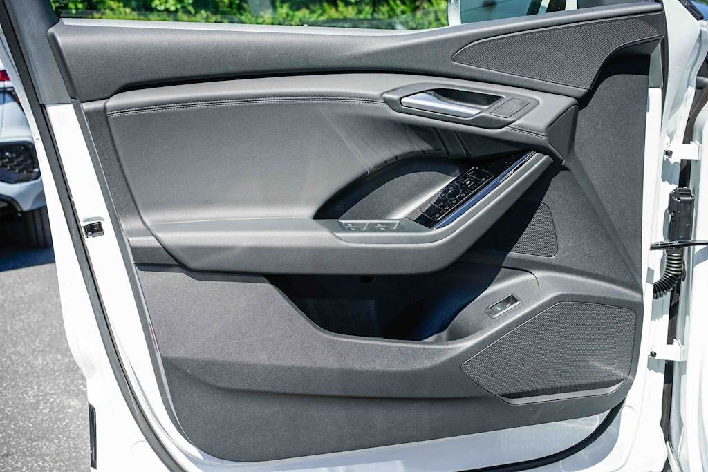 Thumbnail: 2025 Audi Q6 e-tron - 22